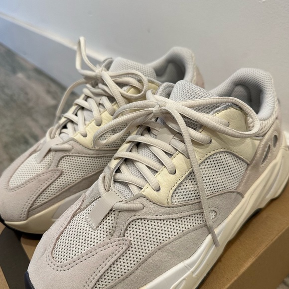 Yeezy Boost 750 in Cream - Picture 7 of 7